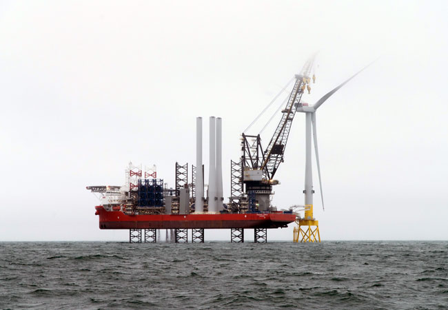 Pressebild: „Pacific Orca“ errichtet die 8,8 MW Windturbine im Offshore Windpark Aberdeen Bay vor Schottland