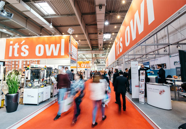 Auf dem OWL-Gemeinschaftsstand präsentieren 50 Aussteller neue Lösungen für künstliche Intelligenz, Smart Services und die Arbeitswelt der Zukunft. Quelle: OstWestfalenLippe GmbH