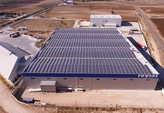 Bildunterschrift: Als Kooperationspartner von Altungrup Solar Enerji realisierte die meteocontrol GmbH die Null-Prozent-Einspeisung in der größten Zero-Feed-In PV-Anlage in der Türkei. Bildrechte: Altingrup Solar Enerji