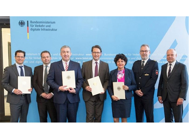Pressebild: Übergabe erster Förderbescheide Elektromobilität aus Sofortprogramm