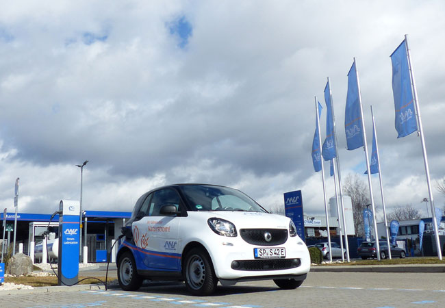 Pressebild: Gemeinsam mit Oberbürgermeister Hansjörg Eger laden die SWS zu ihrem Informationsabend über Elektromobilität ein. (Foto: SWS)
