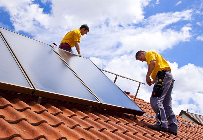Bildunterschrift: Die Spezialisten von CitrinSolar übernehmen auf Wunsch die komplette Kollektormontage.