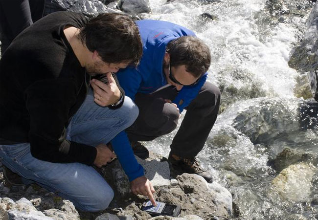 Pressebild: Messungen an den Gebirgsbächen / unibz