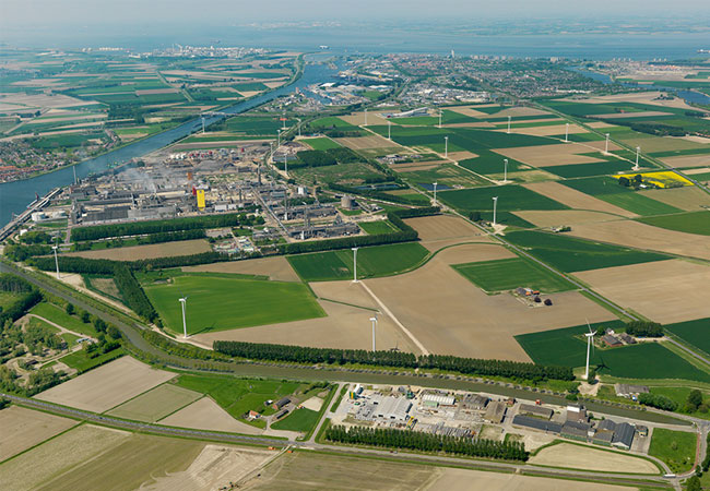 Pressebild: Der 22 Windenergieanlagen umfassende Windpark ist gut integriert in die industrielle und agrarwirtschaftlich genutzte Region Zeeuws Vlaanderen. © Deutsche Windtechnik