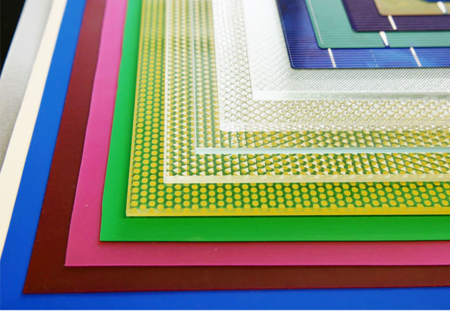 Pressebild: © Fraunhofer ISE Die Kombination verschiedener Materialien erlaubt vielfältige Gestaltungsvarianten bei Photovoltaik-Modulen.