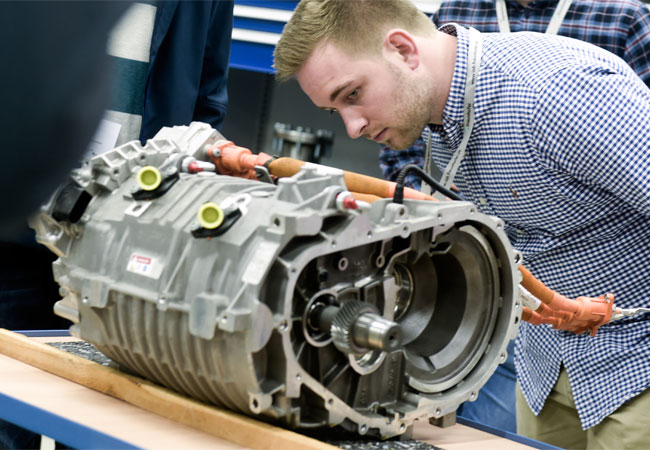 Pressebild: Exklusive Einblicke in die neuesten Technologien der Elektromobilität erhalten die Teilnehmerinnen und Teilnehmer der DRIVE-E-Akademie. © DRIVE-E / Isabell Massel