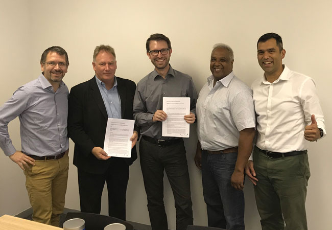 Pressebild: Bildunterschrift: ENERTRAG Vorstand Dr. Gunar Hering bei Vertragsunterzeichnung mit südafrikanischem Partnerunternehmen. / © ENERTRAG AG