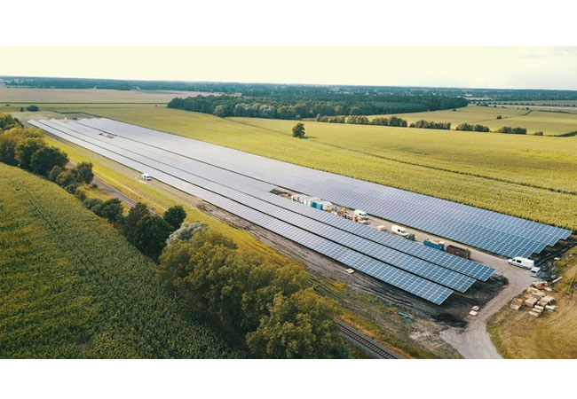 Pressebild: Der E.ON Solarpark Hassel im Landkreis Stendal (Sachsen-Anhalt) mit einer Leistung von 7,8 Megawattpeak erzeugt genug Strom, um damit rund 2.500 Haushalte komplett mit Energie zu versorgen.
