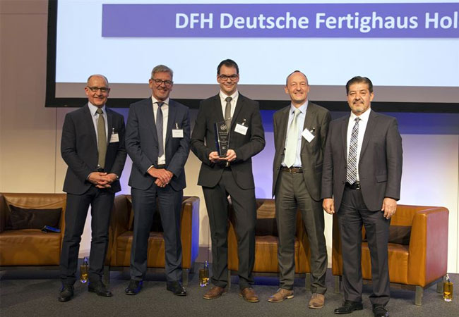 Thorsten Liesenfeld (Mitte) vom Nachhaltigkeitsteam der DFH nahm die Auszeichnung in Frankfurt entgegen. Foto: DQS/DFH
