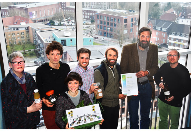 Bildunterschrift: Sie freuen sich über die Titelverleihung „Flensburgs Klimaschützer“: Katja Rogge, Jonas Lage, Judith Oeltze, Sebastian Singhofen und Hendrik Henk (alle „hundertacht e.V.i.G.) sowie Henning Brüggemann (Klimapakt-Vorsitzender) und Matthias Dill (Klimaschutzmanager der Stadt Flensburg) (v.l.n.r.).