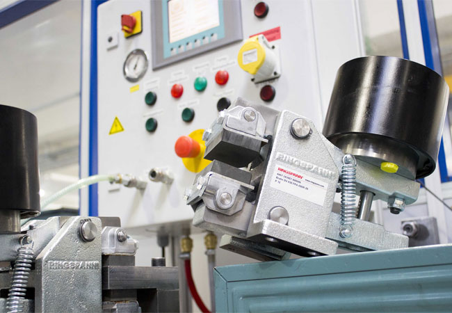Pressebild: Das aktuelle Bremsen-Portfolio von RINGSPANN erstreckt sich über alle relevanten Bau- und Funktionstypen von Industriebremsen für die Anwendungen Stoppen, Regeln und Halten. Im Bild eine federbetätigte, pneumatisch gelüftete DV 030 mit automatischer Verschleißnachstellung bei der Endabnahme.