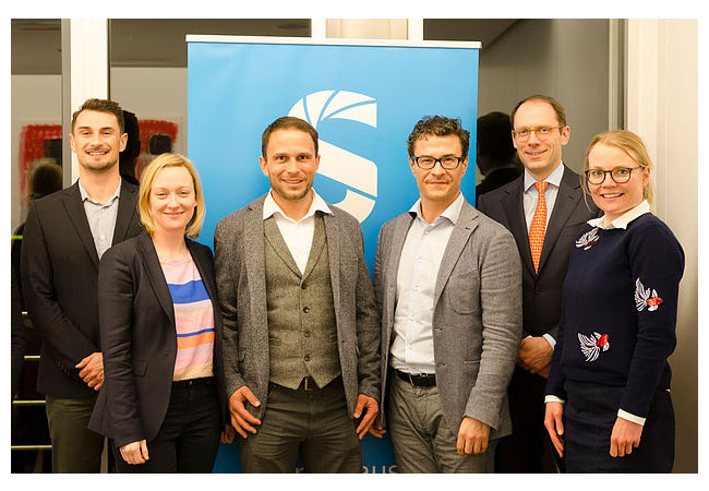 Pressebild: v. l. n. r. Tristan Jochner (Kaufmännischer Leiter, SINN Power), Kirsten Morinière (Head of Investments and Ventures, roellpartners) Dr. Philipp Sinn (Geschäftsführer, SINN Power), Umut Ertan (Mehrfacher Unternehmer und Eigentümer Schweizer Kapital Global Impact Fund), Dr. Christian Brehm (für Schweizer Kapital Global Impact Fund), Dr. Elisabeth Schalk (für Dorothea Sick-Thies und die SICK Holding) Nicht abgebildet: Business Angels Dr. Lothar Stein und Michael Kuri (für SINN Power)