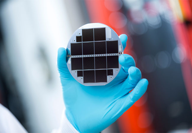 Pressebild: Mehrfachsolarzelle aus III-V-Halbleitern und Silicium, die 33,3 Prozent des Sonnenlichts in Strom wandelt. / © Fraunhofer ISE/Foto: Dirk Mahler
