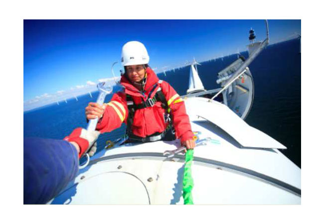 Pressebild: Service- und Reparaturarbeiten an einer Offshore- Windanlage