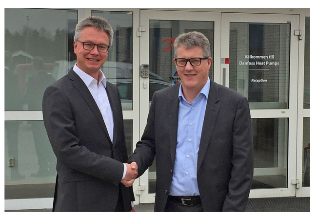 Pressebild: Dr. Kai Schiefelbein (links), Geschäftsführer Stiebel Eltron-Gruppe, und Troels H. Petersen, Head of Corporate Strategy, Danfoss A/S.