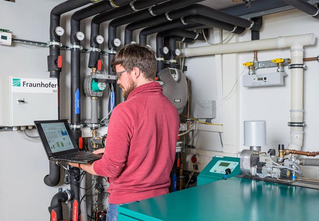 Pressebild: Im SmartEnergyLab des Fraunhofer ISE wurde die intelligente Betriebsführung auf Basis flexibler Tarife zunächst in einem ein Test-Aufbau erprobt. Fraunhofer ISE