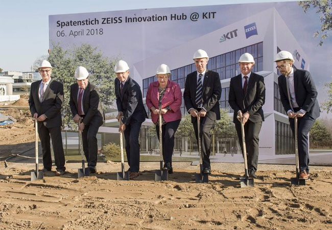 Spatenstich zum ZEISS Innovation Hub @ KIT mit Ministerin Theresia Bauer (Mitte), Präsident Holger Hanselka (rechts davon) und Vorstand Michael Kaschke (links davon) / Foto: Amadeus Bramsiepe, KIT