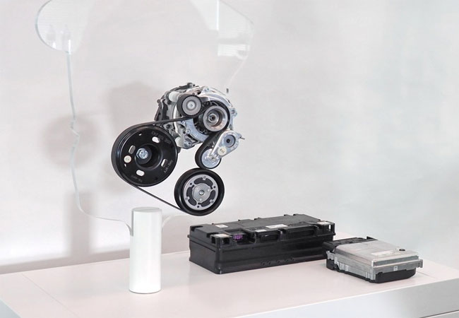 Pressebild: 48V-Riemen-Startergenerator, 48V-Batterie und DC/DC-Wandler.