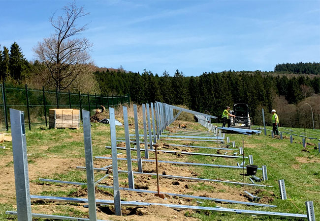 Pressebild: Der im Bau befindliche Solarpark in Winterberg-Siedlinghausen wird voraussichtlich pro Jahr 677.635 Kilowattstunden grünen Strom produzieren. Damit könnten etwa 169 Haushalte ein Jahr mit Strom versorgt werden. (Foto: 7x7energie GmbH)