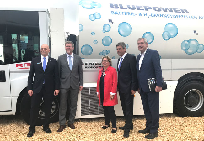 Pressebild: Patrick Hermanspann (CEO FAUN), Dr. Marcel Huber (Bayerischer Staatsminister), Svenja Schulze (Bundesministerin für Umwelt, Naturschutz und nukleare Sicherheit), Dr. Johannes F. Kirchhoff (Gesellschafter KIRCHHOFF Gruppe), Arndt-Günter Kirchhoff (Präsident des Verbandes der Metall- und Elektro-Industrie Nordrhein-Westfalen und Gesellschafter KIRCHHOFF Gruppe) (v.l.n.n.r)
