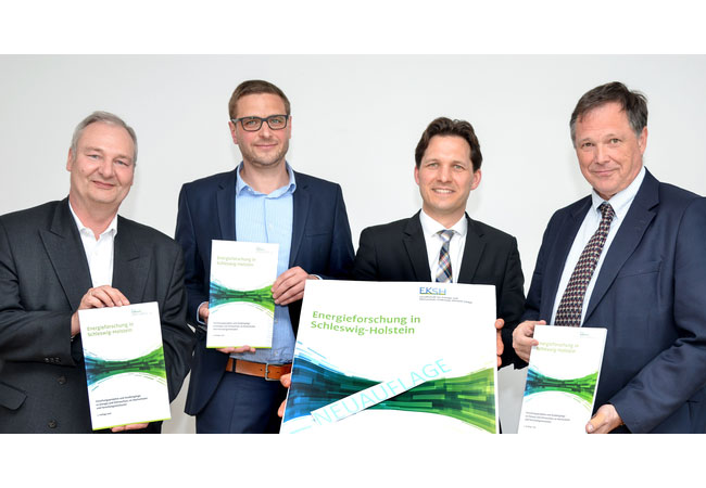 Die beiden EKSH-Geschäftsführer Stefan Brumm und Stefan Sievers (v. li.) übergeben die neu aufgelegte EKSH-Broschüre "Energieforschung in Schleswig-Holstein" an Wissenschafts-Staatssekretär Dr. Oliver Grundei. Mit dabei bei dem Termin am 24. April 2018 in Kiel: Prof. Dr. Udo Beer (re.), der Vorsitzende der EKSH-Gesellschafterversammlung. Foto: EKSH/Thomas Eisenkrätzer