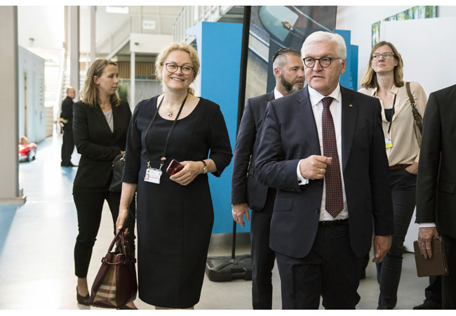 Pressebild: Tauschten sich in den Niederlanden intensiv zu Fragen des digitalen Wandels und weiteren gesellschaftlichen Themen aus: Elke Eckstein (2.v.l.) und Bundespräsident Frank-Walter Steinmeier hier bei einem Rundgang im Gründerzentrum „Yes!Delft“. (Copyright: Bundesregierung / Sandra Steins) / Copyright Presse- und Informationsamt der Bundesregierung / Herausgeber Weidmüller