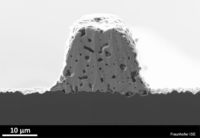 Pressebild: Querschliff eines in einer Pilotlinienumgebung hergestellten 30 µm schmalen siebgedruckten Silberfingers. Foto: Solarstromforschung.de/Fraunhofer ISE