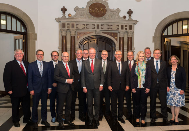 Pressebild: Gruppenfoto der Regierungschefin und Regierungschefs mit dem Unternehmerkuratorium Nord / Michael Schnelle/Senatspressestelle