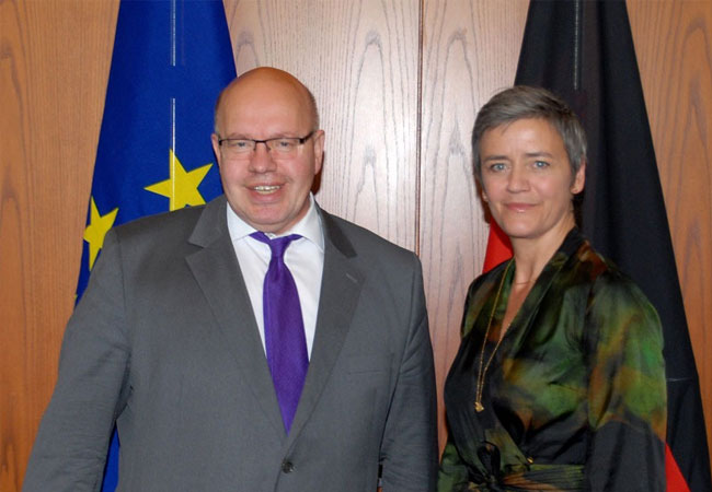 Pressebild: Bundeswirtschaftsminister Altmaier (links) mit EU-Wettbewerbskommissarin Margrethe Vestager (rechts) / © BMWi/Susanne Eriksson