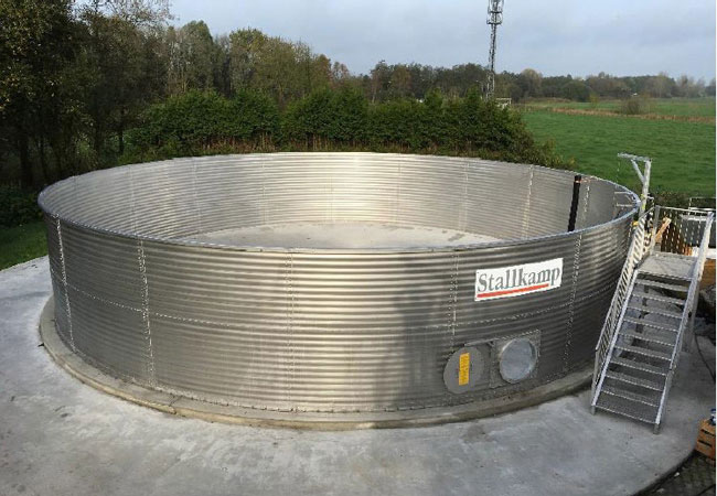 Pressebild: Wellstahlbehälter eignen sich besonders zur Lagerung von Klärschlämmen, Gärresten und Abwasser