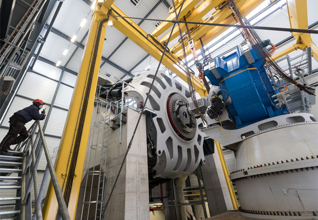 © Fraunhofer IWES, Jan Meier Der kompakte Generator wird an der Stewart-Plattform angedockt, um die Lasten der Rotorseite dynamisch einzuleiten.