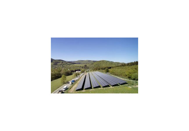 Pressebild: Der Solarpark in Winterberg-Siedlinghausen ist jetzt am Netz. Er wird voraussichtlich pro Jahr mehr als 677 Megawattstunden grünen Strom produzieren. (Foto: 7x7energie GmbH)