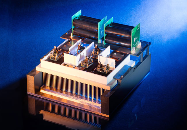 Pressebild: © Fraunhofer ISE Einphasiger 20 kV Leistungsstack mit 15 kV SiC-MOSFETs, Treibern und anteiligen Zwischenkreiskondensatoren.