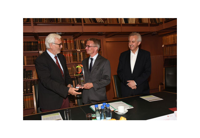 Pressefoto : BU: Dr. Erwin Knapek (links) übergibt den Siegerpokal der erdwärmeLIGA an Brandenburgs Wirtschafts- und Energieminister Albrecht Gerber (rechts) – v.l.n.r.: Dr. Erwin Knapek, Präsident des Bundesverbandes Geothermie; Albrecht Gerber, Minister für Wirtschaft und Energie Brandenburg, Prof. Dr. Dr. h.c. Reinhard Hüttl, Vorsitzender des Vorstandes des GFZ Potsdams und Gastgeber der Preisverleihung – Foto: Elisabeth Gantz / GFZ Potsdam