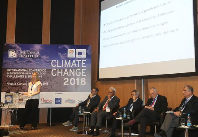 Pressebild: Kerstin Neumann spricht über Ertragsbildung von Pflanzen unter Hitze- und Trockenstress. Climate Change Conference