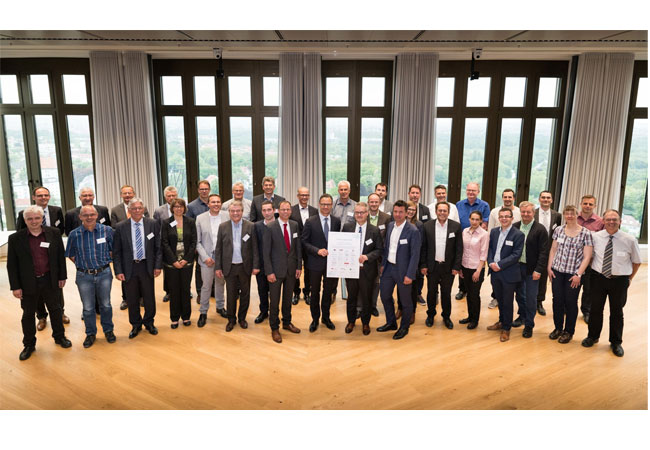 Pressebild: Die Teilnehmer des Erneuerbare Energien und Energieeffizienz-Netzwerk 4E mit Gründungsurkunde. (Copyright BayWa r.e.)