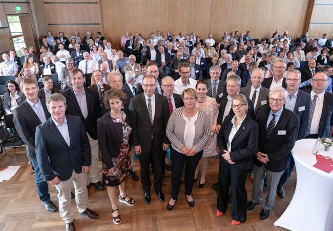 Pressebild: Agrarministerin Barbara Otte-Kinast (Mitte) mit den Referent_innen und Organisator_innen der Strategiekonferenz. KFoto/Kokenge