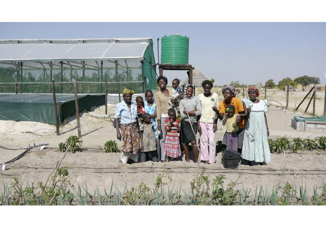 Pressebild: Farmerinnen am CuveWaters Pilotstandort in Epyeshona/Namibia CuveWaters
