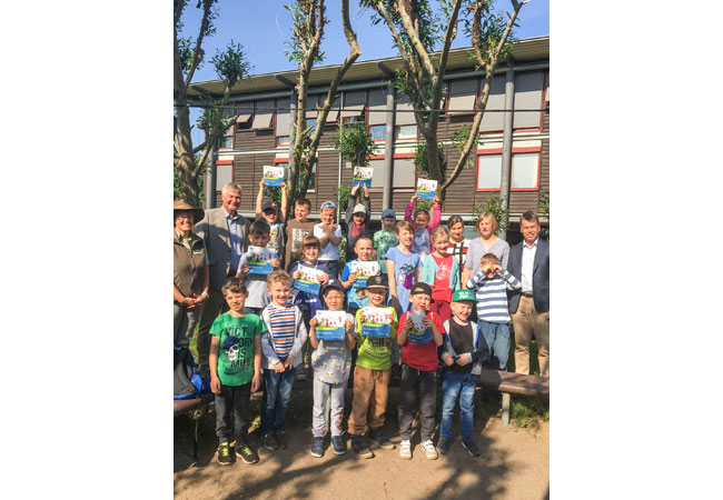Pressebild: Die 1. Klasse der Fritz-Reuter-Schule in Zarrentin hat exklusiv ihren persönlichen „Biosphäre-Pass“ erhalten, den das Biosphärenreservatsamt Schaalsee-Elbe gemeinsam mit den Lehrerinnen und dem regionalen Energieversorger WEMAG AG entwickelt hat / Foto: WEMAG/Diana Kuhrau