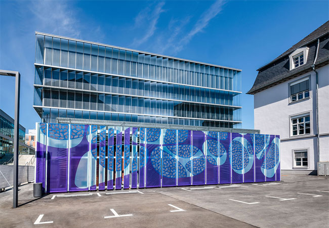 Pressebild: OPV modules, integrated in colour-printed, translucent ETFE films. Images: Merck KGaA