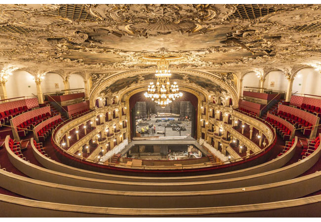 Pressebild: HOCHTIEF saniert derzeit die Staatsoper in Prag. Die Arbeiten umfassen sowohl die historischen Gebäudeteile als auch den Verwaltungstrakt. Bei der Instandsetzung der historischen Räume inklusive der Restaurierung von Deckengemälden ist höchste Handwerkskunst gefragt. Copyright : © HOCHTIEF