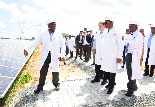 Pressebild: Zambian Minister of Energy at the inauguration event of the solar plant. Copyright: CEC
