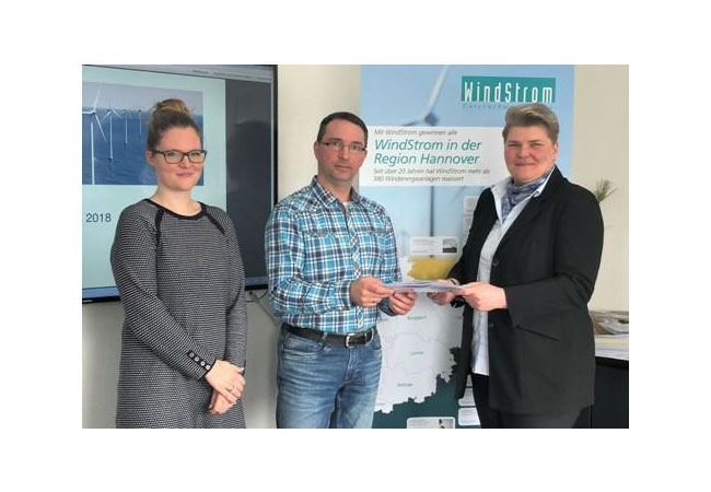 Pressebild: Christine Peeck, Vice President Wind Site Assessment Renewables, Sven Stölzel, leitender Projektmanager, WindStrom, und Verena Schneider, Senior Vice President Site Assessment Renewables (von links nach rechts) Bild: TÜV NORD