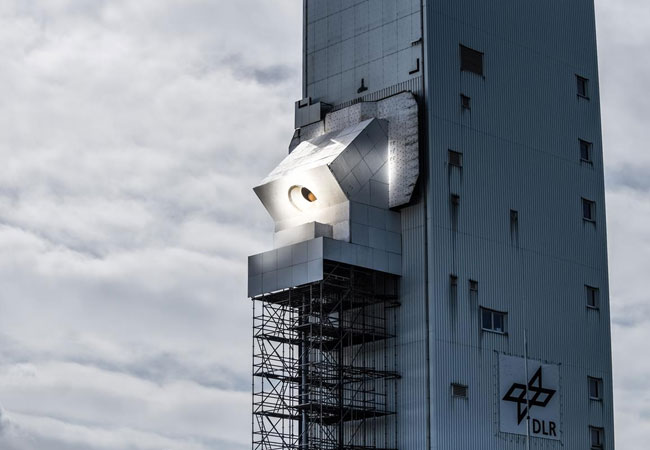 Pressebild: Der neuartige Strahlungsempfänger CentRec hat im Solarturm des DLR in Jülich seinen ersten Praxistest bei sehr hohen Temperaturen bestanden