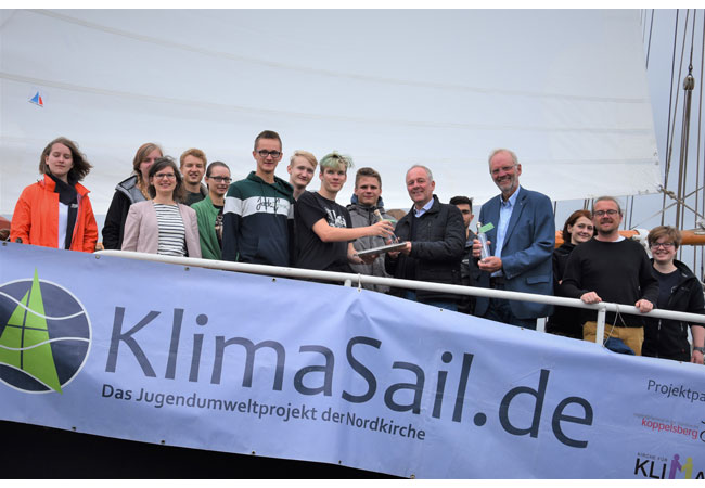 Bildunterschrift: Am Sonntag, 23.06., wurden die Jugendlichen der „KlimaSail 2018“ von Raimund Dankowski (4. v.r., SBV-Stiftung und Schirmherr der Flensburger „KlimaSail“) sowie Thomas Rasmussen (6. v. r., Bürgermeister Gemeinde Handewitt) offiziell verabschiedet.