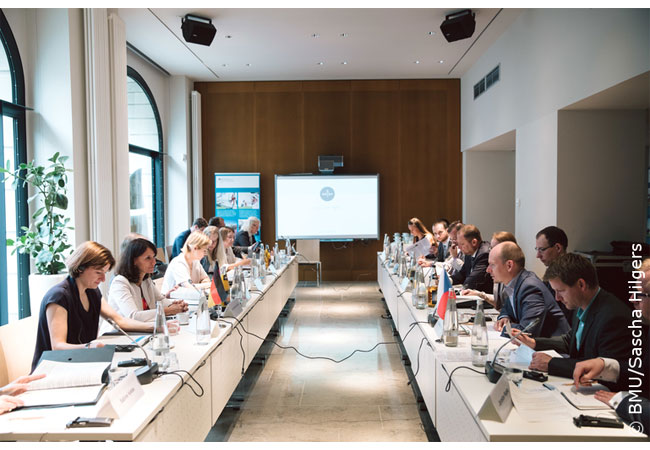 Pressebild: Schwerpunkte der 16. Sitzung der deutsch-tschechischen Gemeinsamen Umweltkommission in Berlin, in der auch Sachsen und Bayern mitarbeiten, waren der Austausch zu aktuellen EU-Dossiers und die grenzüberschreitende Zusammenarbeit in den Bereichen Naturschutz und Luftreinhaltung. Auf dem Foto: Die Delegationen mit Rita Schwarzelühr-Sutter (2. v. l.) und Vladislav Smrž (Tschechischer Vizeminister, Sektion Umweltpolitik und Internationale Beziehungen; 3. v. r.) im Dialog.