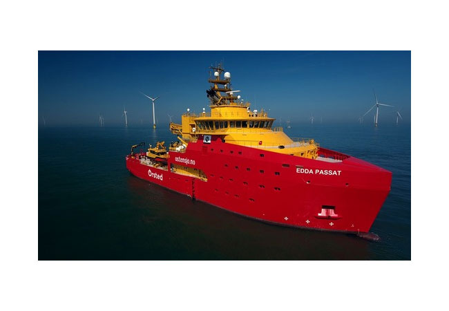 Pressebild: The new Edda Passat service operation vessel (SOV) features 60 cabins to allow wind technicians to stay offshore in 2-week shifts. The technicians can “walk to work” via a bridge connecting the vessel to the wind turbine.