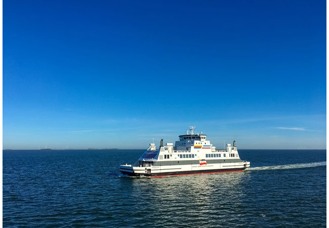 Pressebild: Die Wyker Dampfschiffs-Reederei hat ihre dritte Doppelendfähre für die Föhr-Amrum-Linie in Betrieb genommen. Vier Voith Schneider Propeller sorgen für den Antrieb der Fähre.