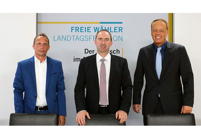 Pressebild: Der energiepolitische Fraktionssprecher Thorsten Glauber, Fraktionsvorsitzender Hubert Aiwanger und Pressesprecher Dirk Oberjasper bei der Pressekonferenz "Quo vadi Energiewende?" im Bayerischen Landtag.