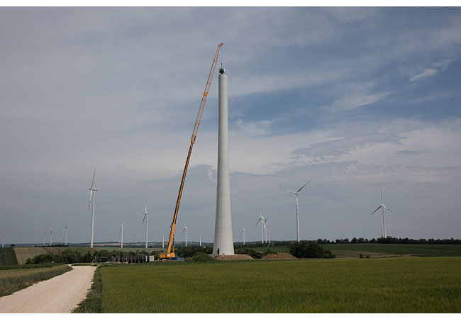 Pressebild: Ein Spezialkran zur Innenverspannung des Betonturms mit Stahlseilen und Litzen ist hier im Einsatz.
